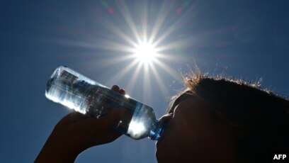 Las botellas de plástico expuestas al calor extremo podrían ser  perjudiciales para la salud