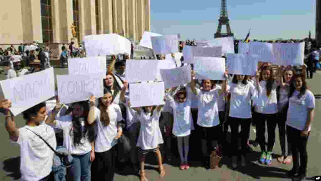 Masu zanga-zanga a Faransa dauke da takardu mai nuna alamar ‘yan matan da aka sace a Najeriya, Paris, 17 ga, Mayu 2014..