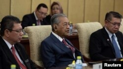 Perdana Menteri Malaysia Mahathir Mohamad (tengah) dalam pertemuan dengan Presiden China, Xi Jinping (tidak nampak dalam gambar) di Diaoyutai State Guesthouse, Beijing, China, 21 Agustus 2018.