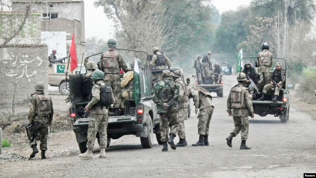 Tentara Pakistan tiba dan mengambil posisi di dekat kantor polisi yang diserang militan di wilayah Bannu (14/2).