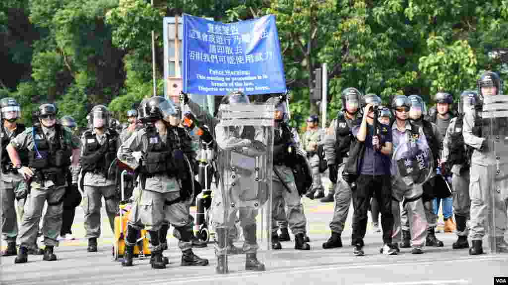 警方防暴隊在大埔警署對開南運路築起防線阻止示威者前進。(美國之音 湯惠芸拍攝)