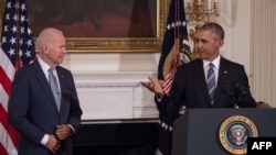 资料照片:奥巴马总统在白宫赞扬副总统拜登,拜登在一旁聆听。(2017年1月12日)