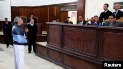 复审之前，半岛电视台记者穆罕默德·法赫米在法官面前陈述自己的观点（资料照片）。