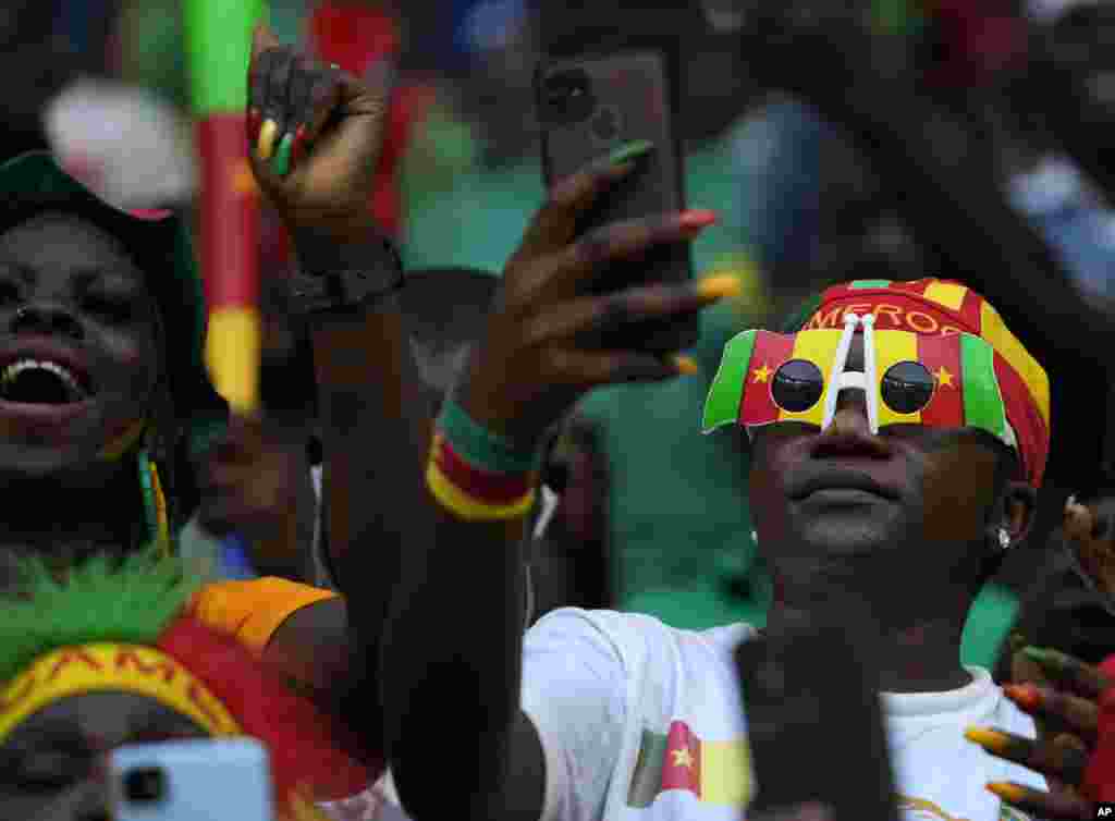 Cameroon fans during the soccer match between Cape Verde and Cameroon, Jan. 17, 2022.