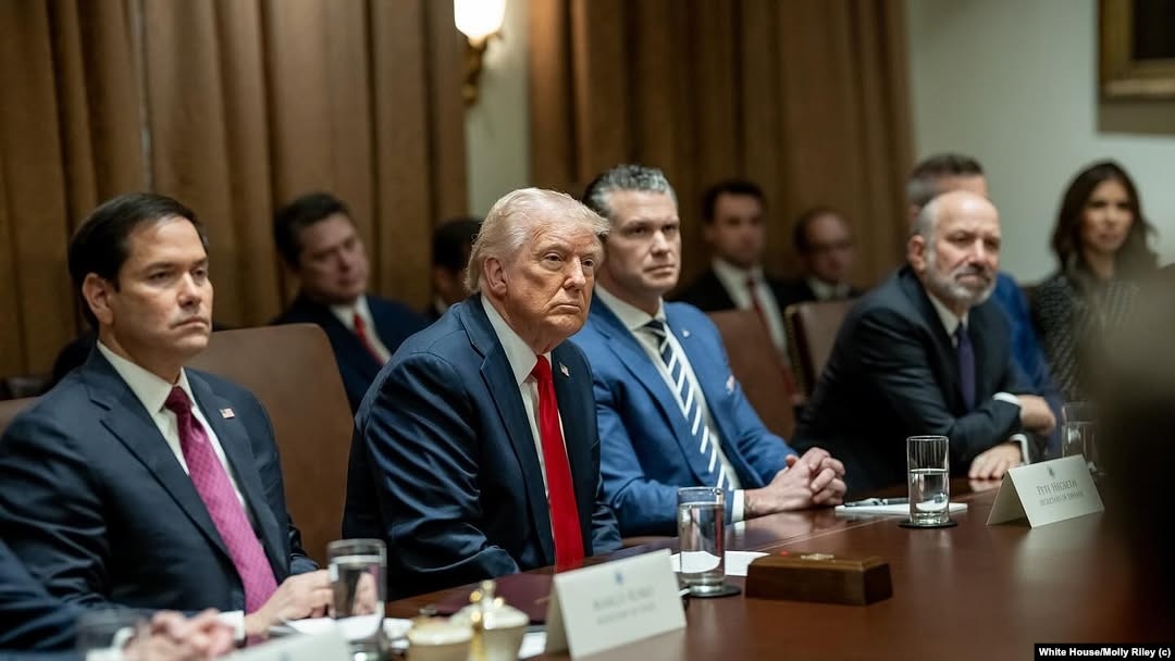 Madaxweyne Trump oo dhexda ka fadhiyia Wasiirrada Difaaca iyo Dibadda, Marco Rubio iyo Pete Hegseth. 