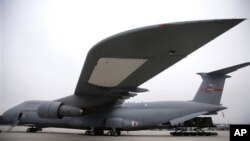 Un avion des forces aériennes américaines charge une cargaison pour le 10eme Commandement aérien de l'Armée et de la défense antimissile en vue du déploiement en Turquie à la base aérienne américaine de Ramstein, en Allemagne, 8 janvier 2013.