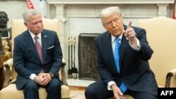 از راست به چپ: دونالد ترمپ،‌ رییس جمهور ایالات متحده و ملک عبدالله دوم، پادشاه اردن