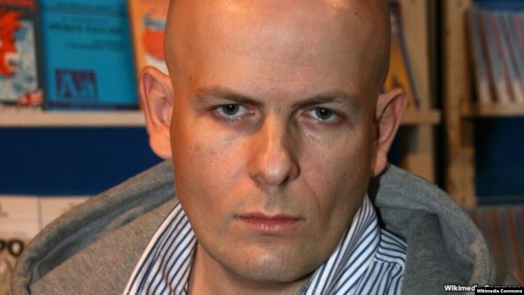 Oles Buzina, redaktur surat kabar Segodnya, ditembak di dekat rumahnya di Kyiv oleh dua orang bersenjata bertopeng (foto: dok).