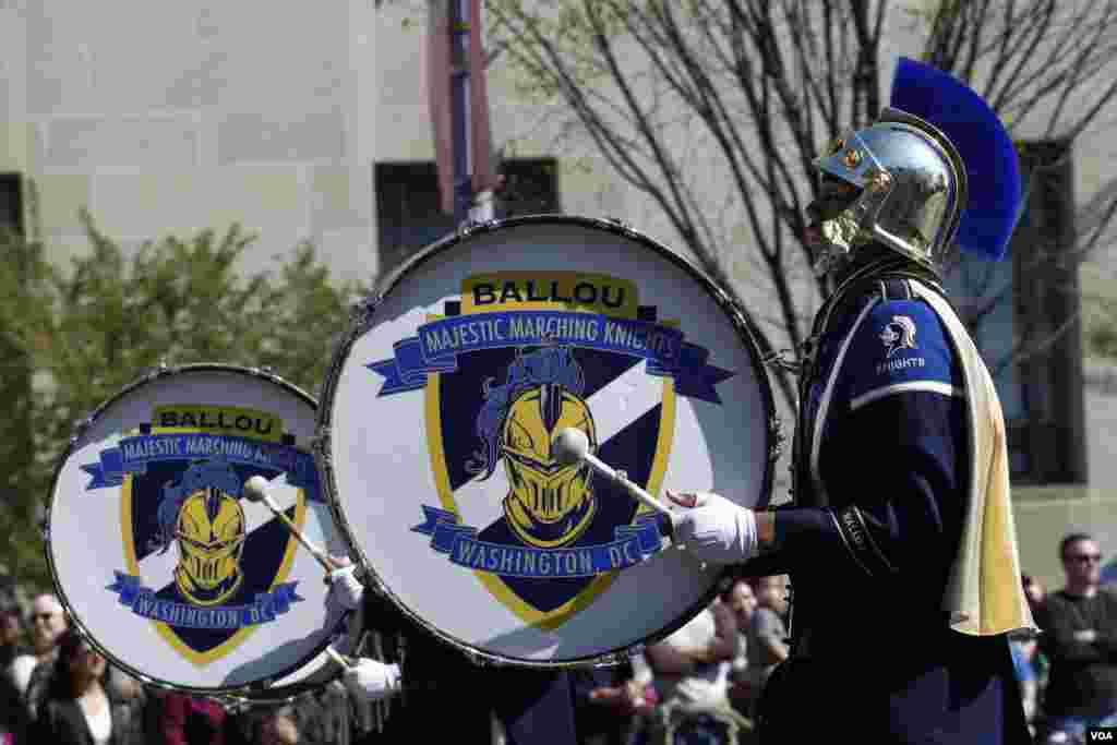 Đoàn diễu hành của học sinh trường trung học Ballou ở thủ đô Washington.