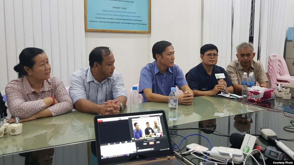 រូបឯកសារ៖ លោកស្រី លឹម មុន្នី (ឆ្វេង) លោក ណៃ វង់ដា លោក នី សុខា និងលោក យី សុខសាន្ត ចូលរួមសន្និសីទកាសែតនៅការិយាល័យអង្គការអាដហុក ក្រោយពីត្រូវបានដោះលែងពីមន្ទីរឃុំឃាំងនៅរាត្រីថ្ងៃព្រហស្បតិ៍ ទី២៩ ខែមិថុនា ឆ្នាំ២០១៧។ (រូបថតដោយអង្គការអាដហុក)