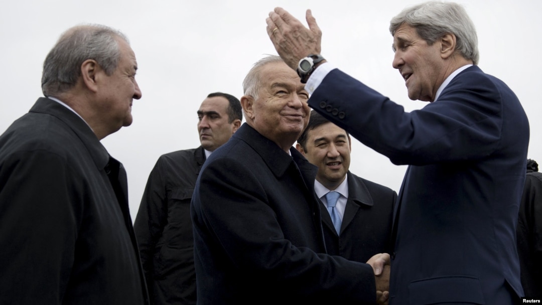 O'zbekiston Prezidenti Islom Karimov (markazda) AQSh Davlat kotibi Jon Kerrini (o'ngda) Samarqand aeroportida kutib olmoqda, 1-noyabr, 2015-yil.