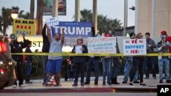 Manifestantes urgen al Partido Demócrata proteger a los jóvenes amparados por DACA durante una protesta frente a la oficina de la senadora demócrata Dianne Feinstein en Los Angeles el pasado tres de enero.