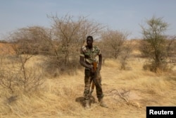 FILE - A Nigerien soldier takes a position during Flintlock 2014, a U.S.-led international training mission for African militaries, in Diffa, March 6, 2014.