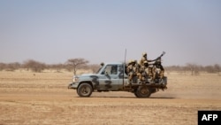 Soldados fazem patrulha em Burkina Fase (Foto de Arquivo)