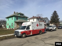 American Red Cross disaster trucks deliver bottled water to residents of Flint, Michigan, in February 2016. (K. Farabaugh/VOA)