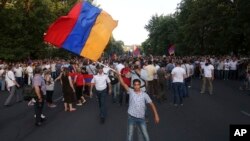 평양시민들이 13일 여명거리 중심가를 걸어 준공식 현장으로 향하고 있다.