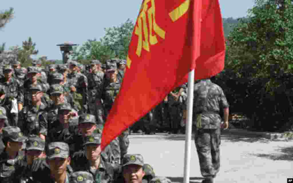 在宝塔山参观的某军校学员