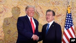 지난 6월 도널드 트럼프 미국 대통령과 문재인 한국 대통령이 청와대에서 만나 악수하고 있다. 
