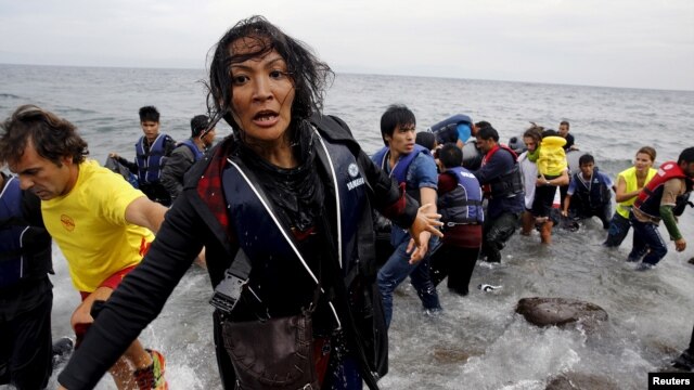 Una migrante afgana busca desesperada a sus hijos al llegar a la isla de Lesbos en Grecia tras cruzar el Mar Egeo desde Turquía.