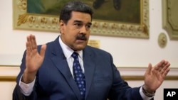 El presidente en disputa Nicolás Maduro dijo a la agencia AP que durante su estancia en Nueva York, su canciller Jorge Arreaza invitó al encargado especial de EE.UU., Elliott Abrams a que visite Venezuela.