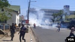 Protesters run from tear gas in Blantyre, Malawi, Nov. 19, 2021. (Lameck Masina/VOA)