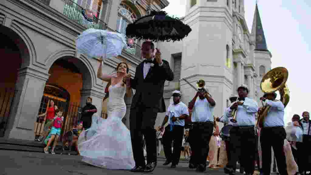 Un couple danse au son de la fanfare au sortir de la cathédrale Saint-Louis à Jackson Square dans le quartier français de la Nouvelle Orléans, reflétant l&#39;image de la joie de vivre revenue à la Nouvelle Orléans, le samedi 15 août 2015
