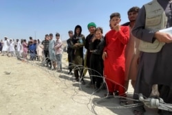 Orang-orang menunggu di luar Bandara Internasional Hamid Karzai di Kabul, Afghanistan 17 Agustus 2021. (Foto: Reuters)