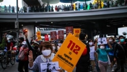 Reformer protesters begin their march to the German Embassy in Bangkok to call for monarchy reforms and the abolition of the 112 Law, Bangkok, Thailand, 14 Nov. 2021 (VOA/Tommy Walker)