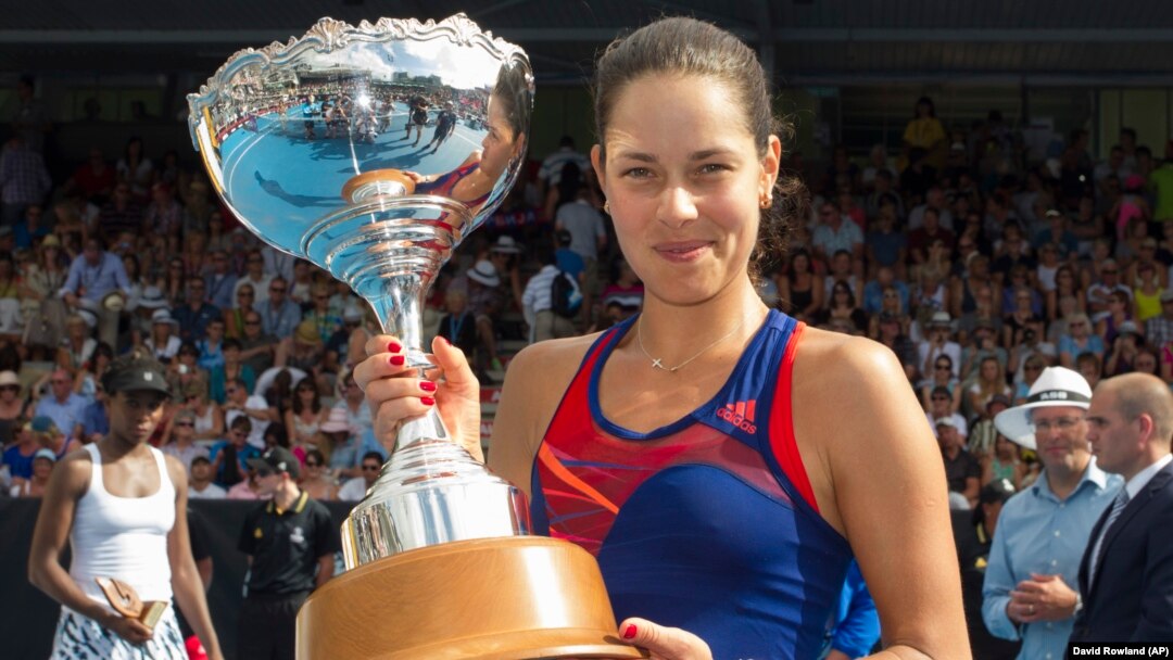 Ana Ivanović sa peharom namenjenim pobednici ASB Klasika u Oklendu