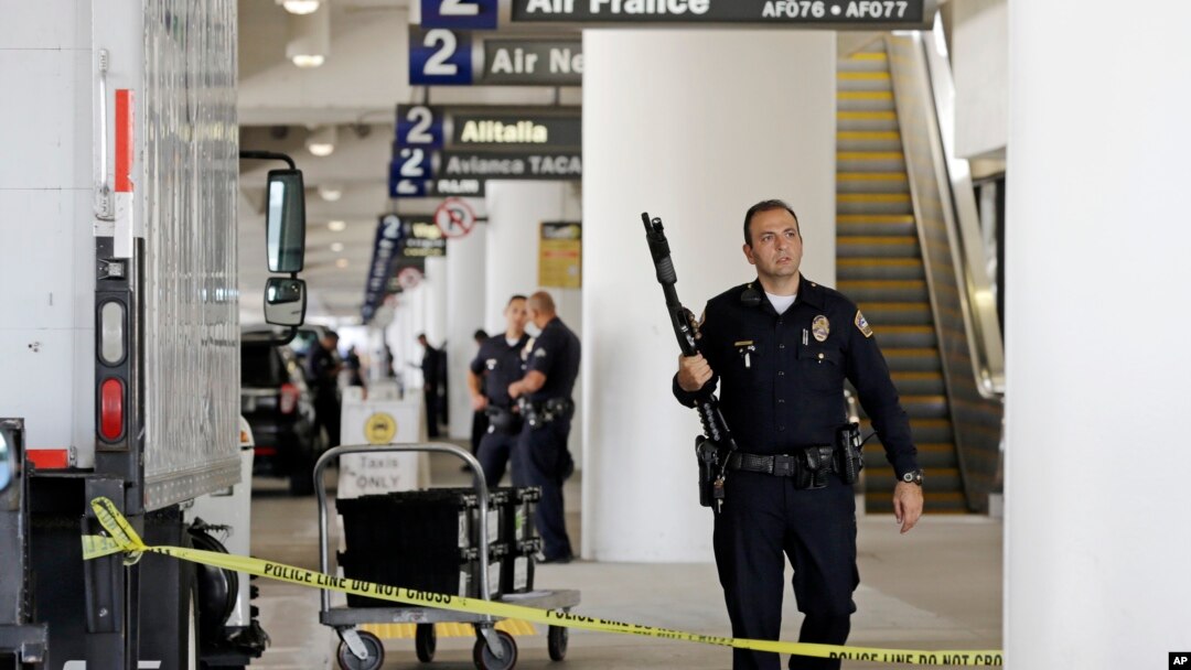 Beberapa polisi AS melakukan penjagaan di Terminal-2 bandara Los Angeles setelah insiden penembakan yang melukai beberapa orang, Jumat (1/11). 