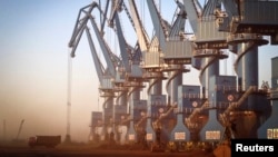 Pelabuhan Caofeidian di pesisir timur laut provinsi Hebei, China (10/10). (Reuters/China Daily)