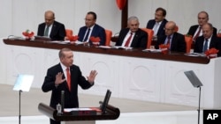 레제프 타이이프 에르도안 터키 대통령이 1일
터키 의회에서 연설하고 있다.