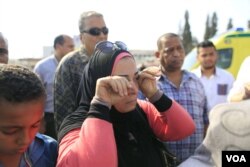 Grieving families arrive at the EgyptAir office in Cairo, searching for news about their loved ones in Cairo, Egypt, May 19, 2016. (Photo: Hamada Elrasam for VOA)