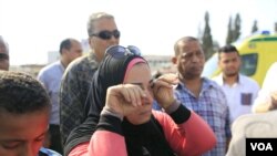 Grieving families arrive at the EgyptAir office in Cairo, searching for news about their loved ones in Cairo, Egypt, May 19, 2016. (Photo: Hamada Elrasam for VOA) 