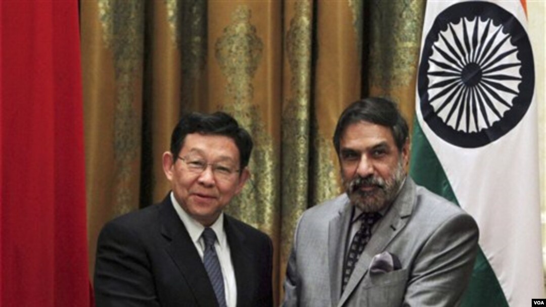 Hindiston Tijorat vaziri Anand Sharma (o'ngda) Xitoy vaziri Chen Demin bilan. 2012-yil avgust. 