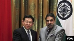 Hindiston Tijorat vaziri Anand Sharma (o'ngda) Xitoy vaziri Chen Demin bilan. 2012-yil avgust. 