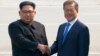 Pemimpin Kedua Korea Bersalaman dengan Hangat di Garis Demarkasi