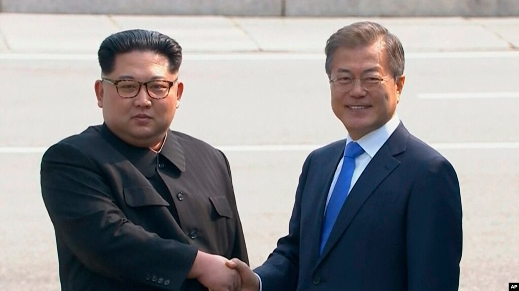 Kim Jong-Un e Moon Jae-in cumprimentam-se