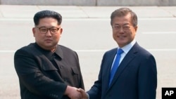 Kim Jong-Un e Moon Jae-in cumprimentam-se