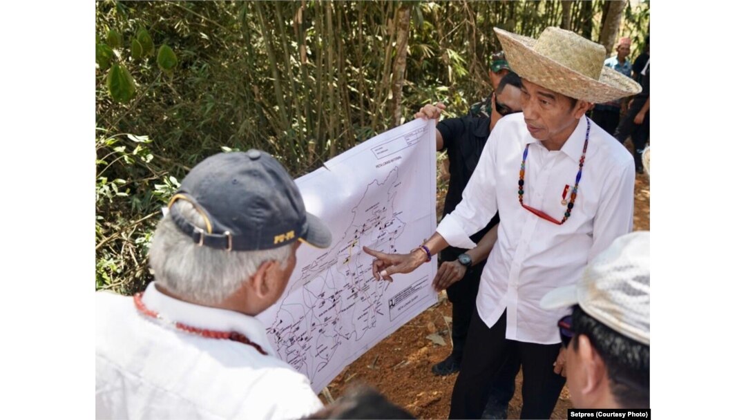 Presiden Jokowi dan Menteri PUPR Basuki Hadimuljono berdiskusi di atas peta kawasan Palangkaraya dan sekitarnya (courtesy: Setpres)