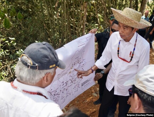 Presiden Jokowi dan Menteri PUPR Basuki Hadimuljono berdiskusi di atas peta kawasan Palangkaraya dan sekitarnya (courtesy: Setpres)