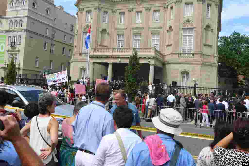 古巴使馆等待见证历史时刻的人潮 (美国之音杨晨拍摄)