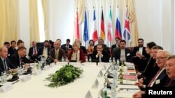 El principal negociador nuclear de Irán, Abbas Araqchi, y la secretaria general del Servicio Europeo de Acción Externa, Helga Schmit, asisten a la reunión de los firmantes del acuerdo nuclear de 2015 en Viena, el viernes, 28 de junio de 2019.