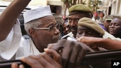 Rais wa zamani wa Chad, Hissene Habre mwenye miwani akiwa Dakar nchini Senegal, mwaka 2005
