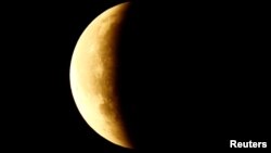 Gerhana bulan terlihat di atas Frankfurt, Jerman hari Jumat malam (27/7).