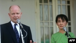 Šef britanske diplomatije Vilijam Hejg i liderka opozicije u Burmi, Aung San Su Ći