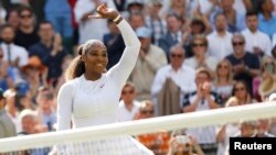 Serena Williams merayakan kemenangan di laga perempat final turnamen tenis Wimbledon melawan petenis Italia, Camila Giorgi, di London, Inggris, 10 Juli 2018.