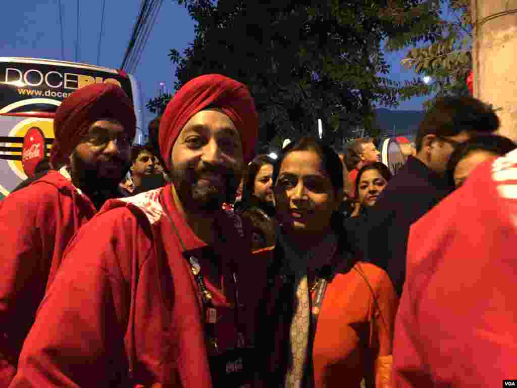 شهروندان هندی با لباس های قرمز رنگ برای تماشای مراسم افتتاح المپیک ریو به برزیل آمده اند. آنها می گویند شرکت آمریکایی کوکاکولا&nbsp; اسپانسر سفر آنها به ریو است.