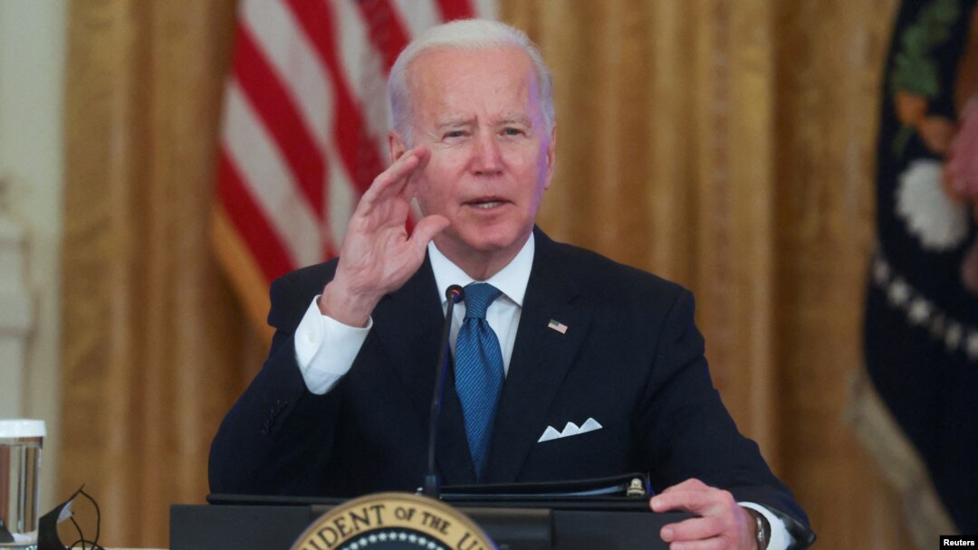Presiden AS Joe Biden menanggapi pertanyaan wartawan di Ruang Timur Gedung Putih di Washington, 24 Januari 2022. (Foto: Reuters)