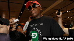 El exastro de la NBA Dennis Rodman y Chris Volo, derecha, llegan al aeropuerto Changi de Singapur el martes 12 de junio de 2018. (AP Foto/Wong Maye-E) Photo: Wong Maye-E, AP